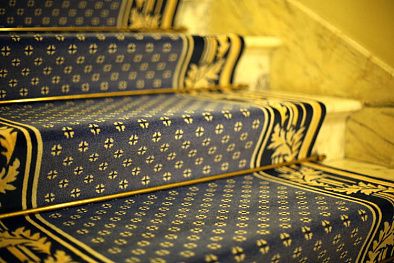 Ковровая дорожка CLASSIC в офис с укладкой на лестницу 